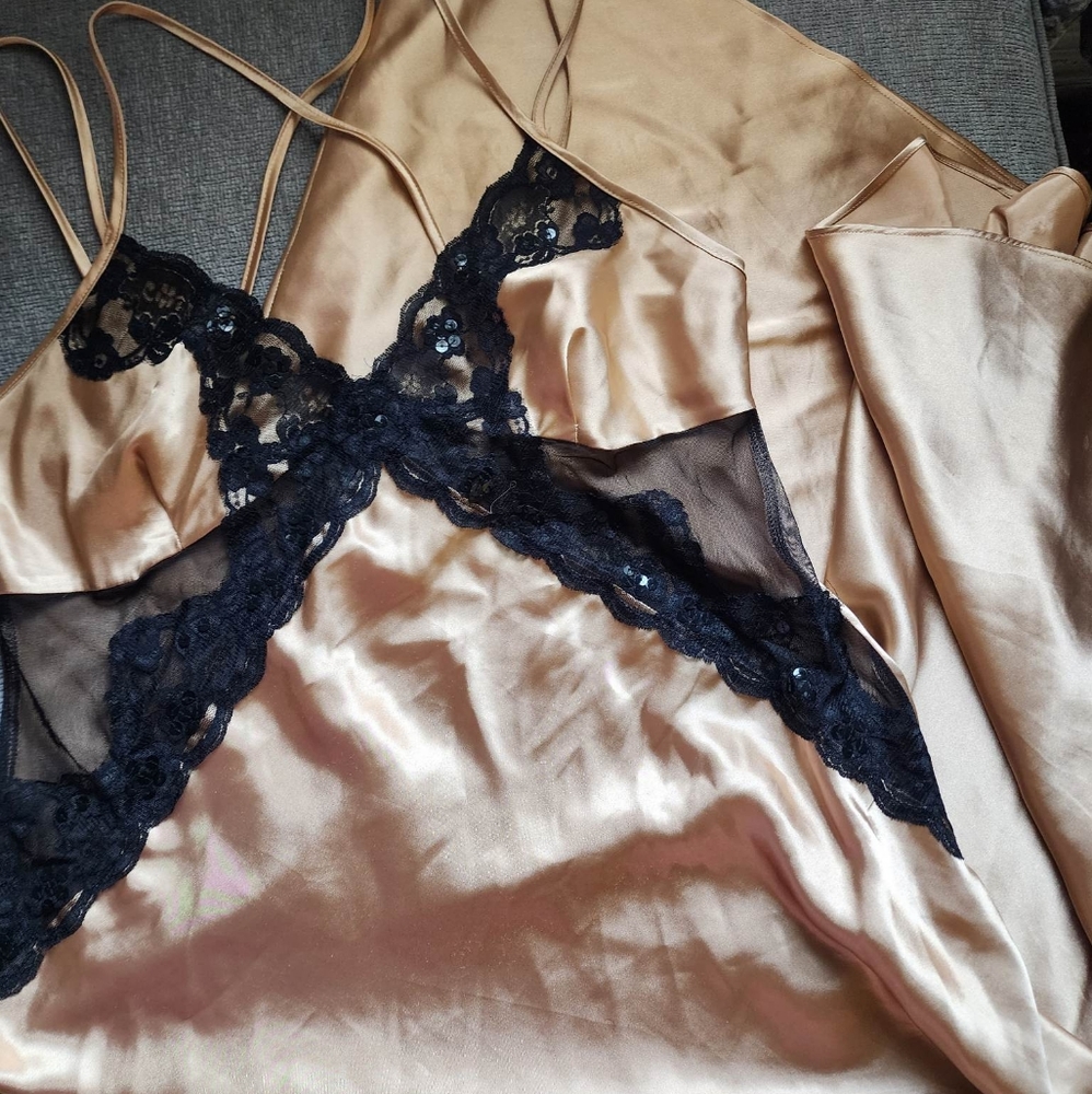 SILKY NIGHYGOUND AND ROBE